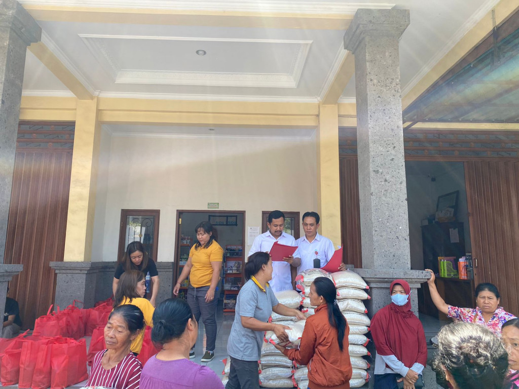 Penyerahan Bantuan Sembako Kepada Penyandang Disablitas, Pemangku dan Juru Song Song Dari Pemerintahan Desa Petang